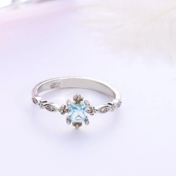 Delicate sterling silver ring w/ blue topaz stone - Picture 4 of 5